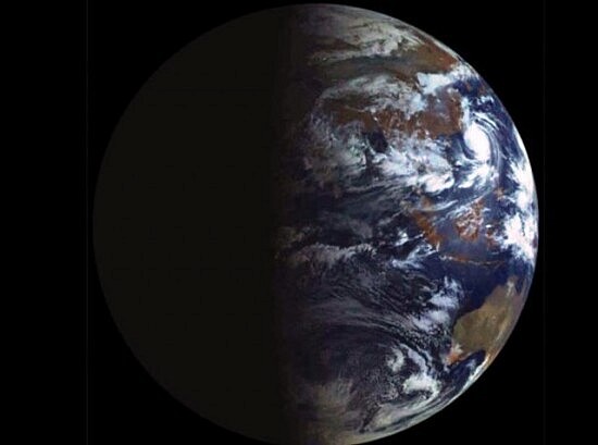 Earth-lit-during-the-equinox-1-640x476