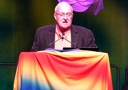 P1080025_LGBTlawPass6_4x6x240