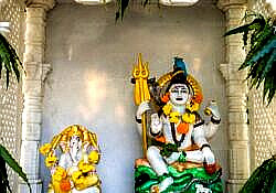 Idols of Lord Krishna and Lord Ganesha by Sonika Agarwal unsplash.com